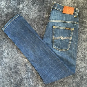 Nudie Jeans - Säljer nu dessa feta Nudie Jeans. Dem är i nyskick 9/10 och är i storlek 30/32.  Nypris: 1700kr  Skriv vid andra funderingar 