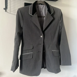 Tävlingskavaj ridning  - Jacson Tävlingskavaj i fint skick. Hel och ren.  Strl 36