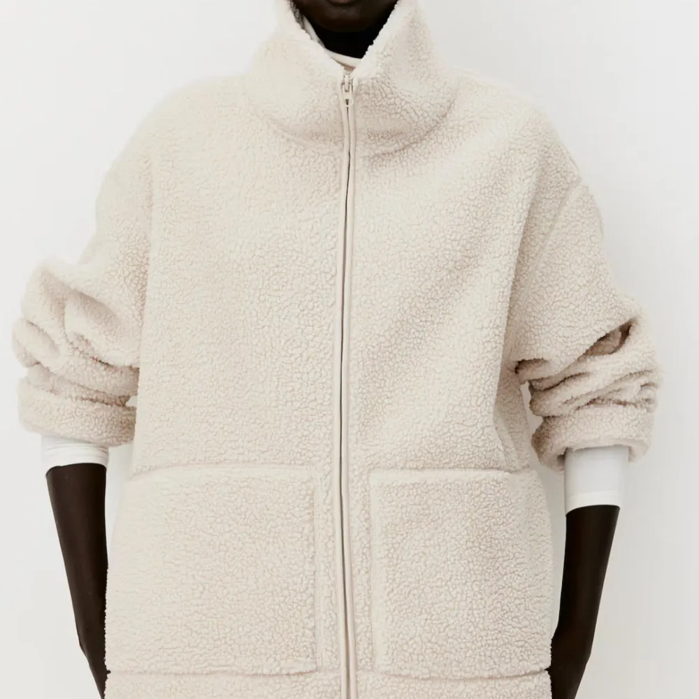 H&M Pile Jacka Storlek L (jag på sista bilden) Ljusbeige/ off white Aldrig använd, alla lappar kvar. Jackor.