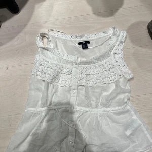 Vit sommrig blus - Super söt vit sommar topp med spets! Bara anstånd ett fåtal gånger och den har bra skick!☀️Pris kan diskuteras 