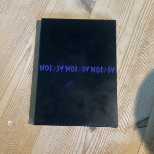 Straykids NOEASY albim - Straykids noeasy album, comes with the cd, poster, 3pcs and stickers of the members names, lyric book and photo book.