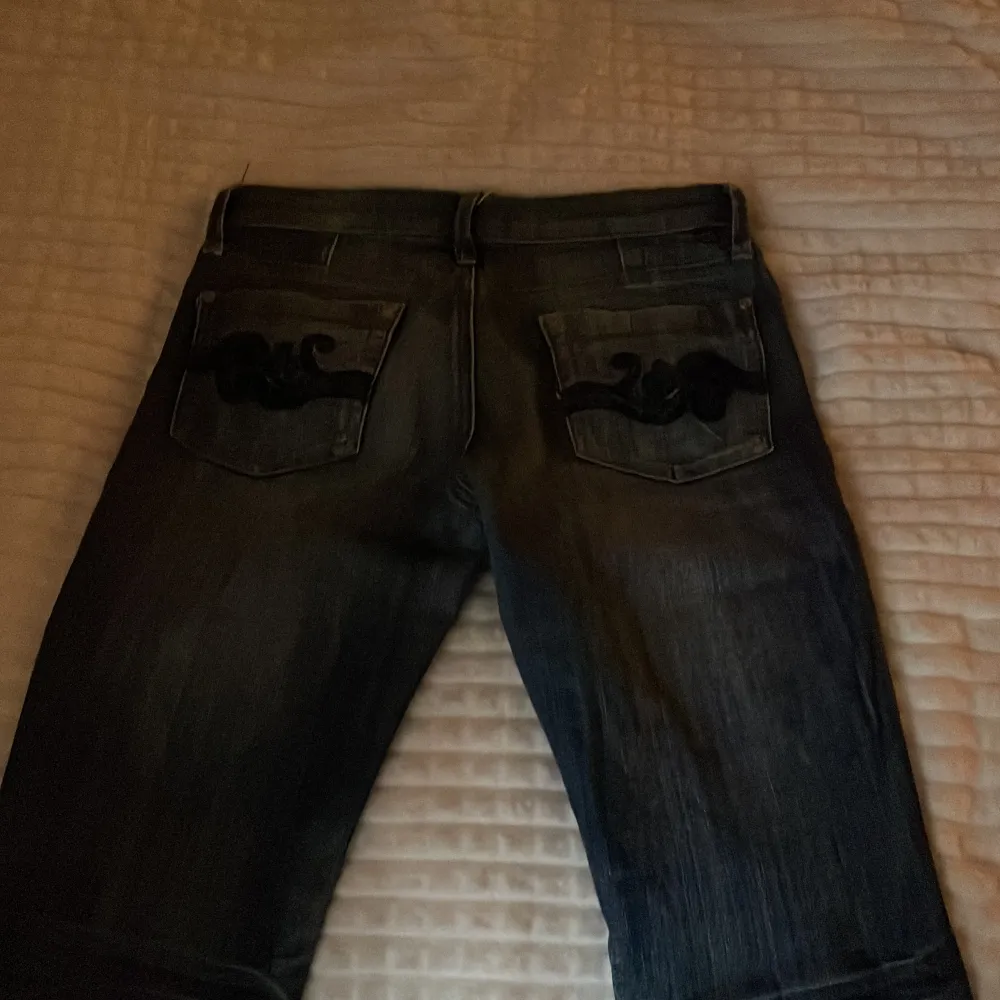 SKRIV INNAN DU KÖPER!!!! Vintage jeans från 2000-talet med broderade bakfickor. . Jeans & Byxor.