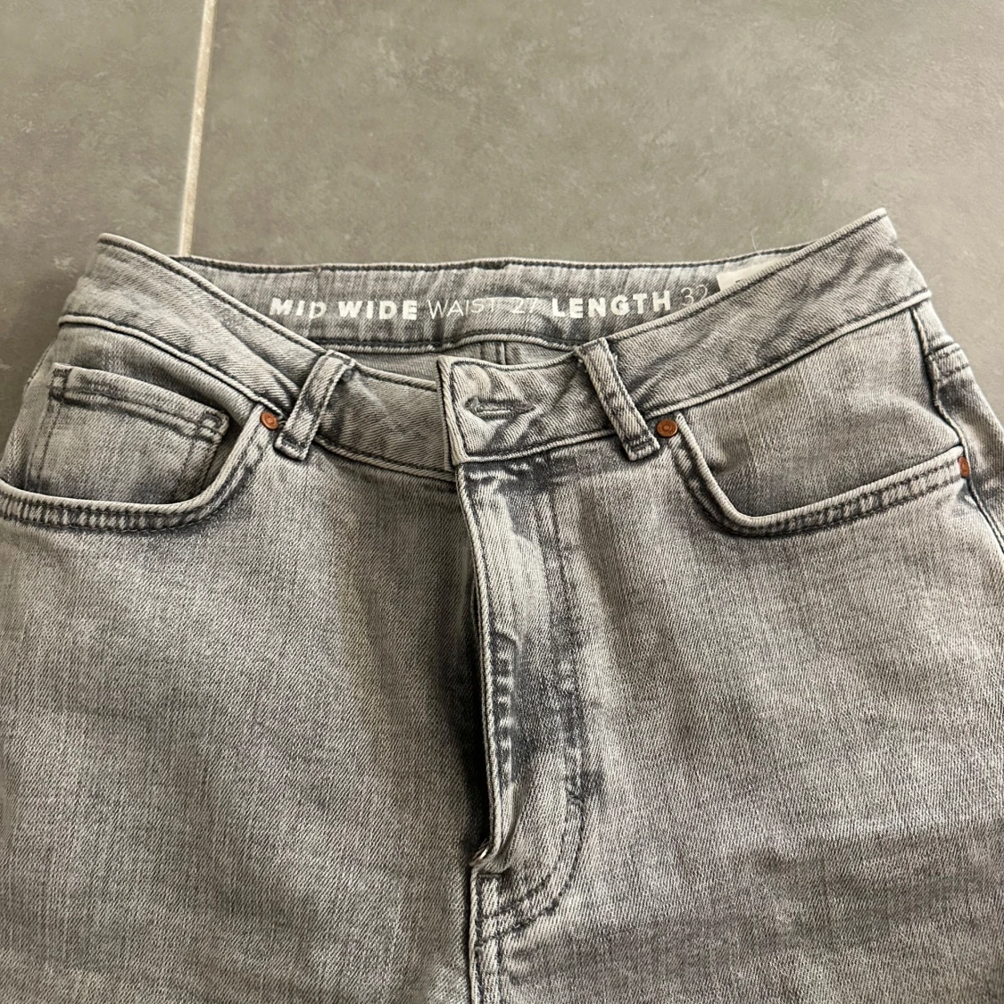 Gråa jeans från bikbok  - 90