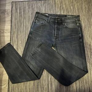 Jack & Jones Jeans - Fina Jeans som knappt är använda, storlek 32/32 men sitter lite större. Pris kan diskuteras vid snabb och smidig affär.