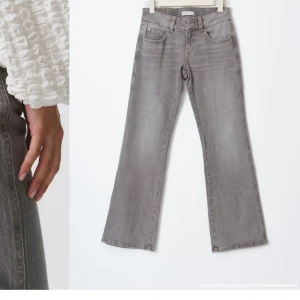Gina low waist  bootcut jeans - Ett par jeans från Gina som är grå och low Waist bootcut jeans har använt en gång för dem är förstora för mig och dem är i storlek 42 original pris är 500kr