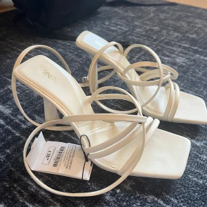 Klackar  - Säljer dom här jätte fina klackarna från zara med prislapp kvar!!  Nypris 429😍 Klackhöjd 7 cm🥰