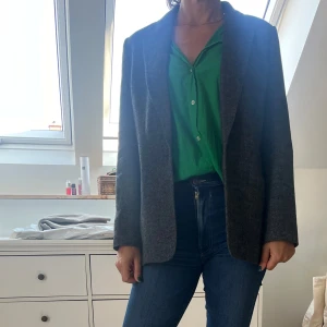Kavaj - Gråmelerad kavaj från Zara med lite tweedkänsla. Supersnygg till jeans eller dressade byxor. Snygg som ”höstjacka” Med en varm tröja under så blir du höstigt chic. 