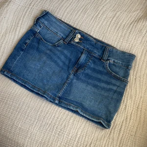 Jeanskjol - Jeanskjol från H&M som inte säljs längre. De är stretchigt material och passar mig som har storlek 38💗 midjemått=37,5cm