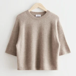 Boxy Alpaca T-shirt - Säljer en stilren beige tröja med trekvartsärmar från & Other Stories. Jätte mysig nu till våren! Tröjan är använd men i väldigt gott skick. Skriv för fler bilder!❤️