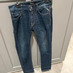 Mörkblå jeans från Replay - Mörkblåa jeans från replay bra skick säljer för att jag knappast använder de. Bredd i storlek 28 längd i storlek 32