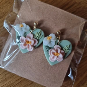 Handgjorda örhängen  - Säljer ett par handgjorda örhängen av polymer clay. Storlek 2,5cm