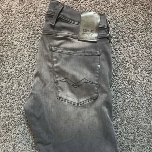 Replay Anbass Hyperflex - Tjena! Säljer dessa Replay Anbass jeans i fint skick. Väl omhändertagna. Storlek 32/36. Vid frågor eller funderingar, hör av er! Skickas samma eller dagen efter.