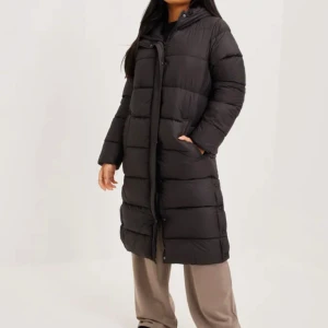 Svart lång dunjacka - Svart lång dunjacka från Only, använd en säsong ⭐️