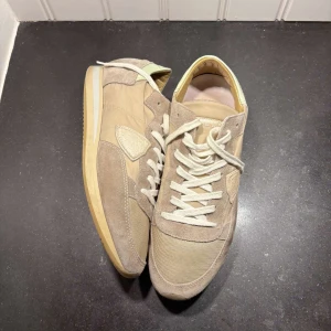Beigea phillipe models - Säljer ett par trendiga beigea phillipe models! De är sparsamt använda och har endast lite slitna sulor. Nypris: Ca 280€ (3000kr) på deras hemsida. Här endast 999kr! Hör av dig vid minsta fundering!