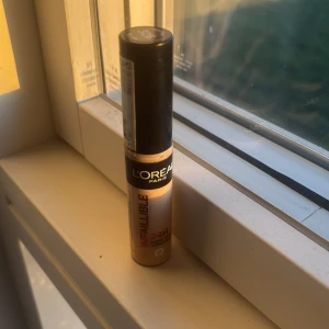 L'Oréal Paris Infallible Concealer - L'Oréal Paris Infallible 24H More Than Concealer i nyansen 326 Neutral. Perfekt för att täcka ojämnheter och ge en jämn hudton. Kommer i en praktisk tub med applikator för enkel applicering.