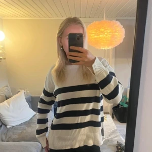 Randig tröja i svart och vit - Säljer en stilren randig tröja i svart och vit. Tröjan har långa ärmar och en bekväm passform, perfekt för en avslappnad stil. Den är tillverkad i ett mjukt material som känns skönt mot huden.