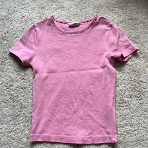 Rosa topp - Rosa T-shirt från Gina tricot, stretchigt material💕 har en annons med en topp i samma modell fast brun
