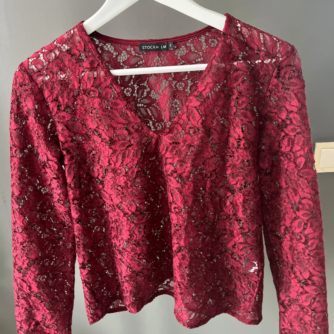 Vinröd spetsblus från Stockh LM - 2
