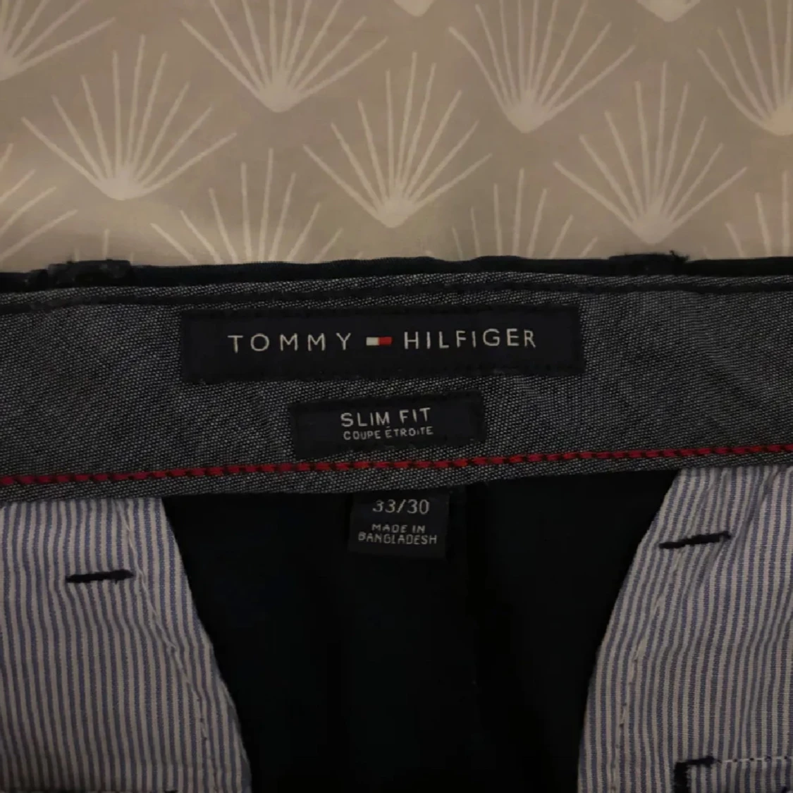 Mörkblå slim fit byxor från Tommy Hilfiger