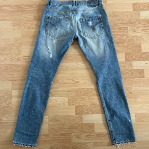 Dondup jeans Sam  - Säljer ett par unika jeans från Dondup med feta slitningar. Modellen är Sam och sitter mer avslappnat än ex. George. Sam är enligt mig det bättre alternativet.                                                 Hör av dig om du undrar något!