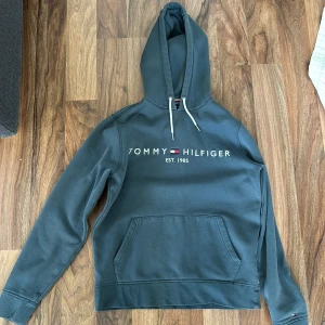 Grön hoodie från Tommy Hilfiger - Grön Tommy hindi ger hoodie, nypris 1200, sällan använd