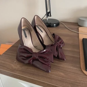 Snygga vinröda klackskor med rosett 😍 - Säljer dessa sjuuukt snygga klackskor då de va för stora för mig ): super bra skick ❤️