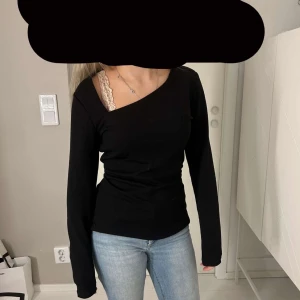 Svart topp  - Jätte snygg svart topp jag är 154 därför är den lite lång men inget man tänker på. Säg till om ni vill ha fler bilder på någon längre eller så❤️❤️