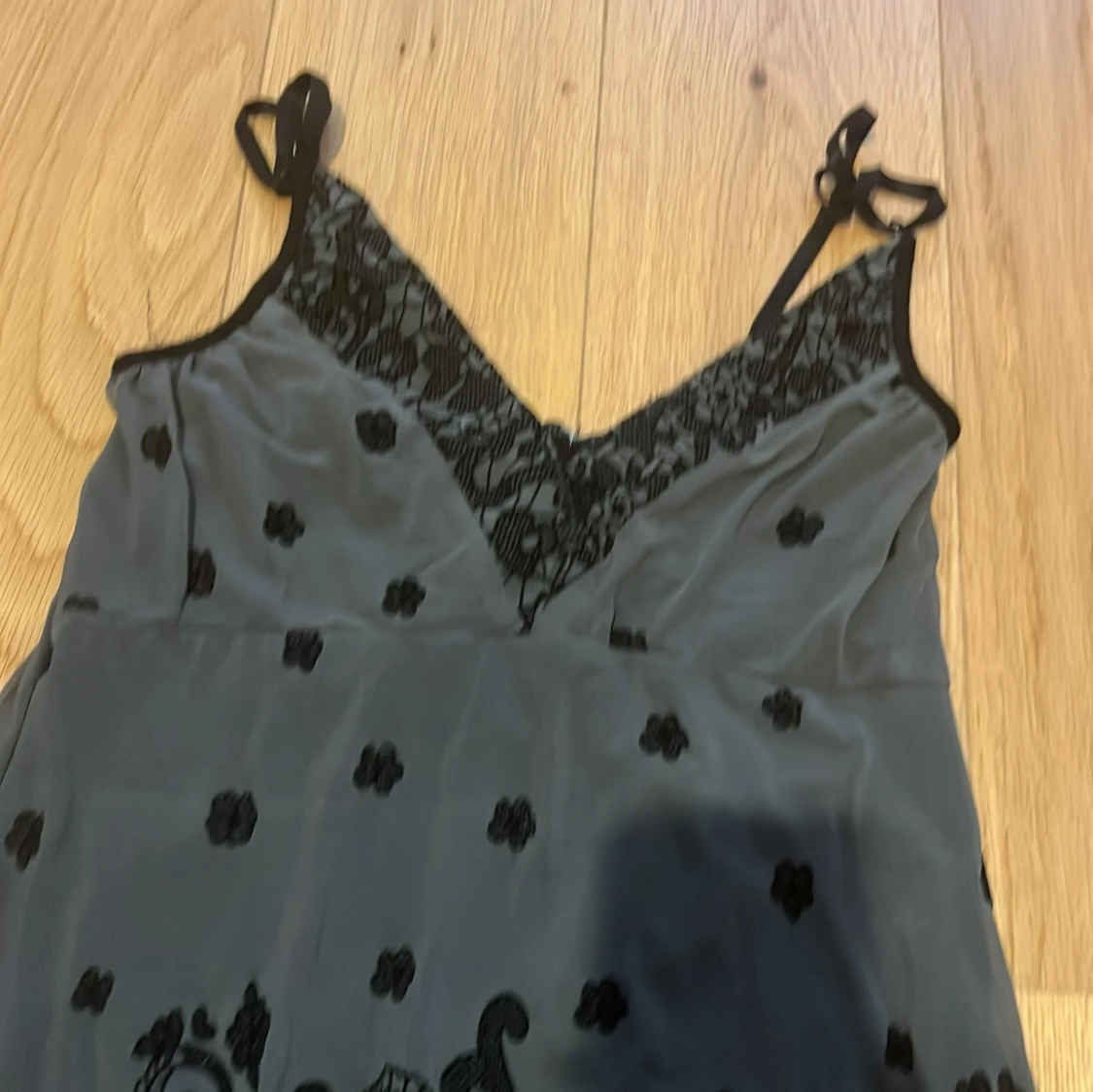 Svart och grå topp med spetsdetaljerstorlek XS - 1