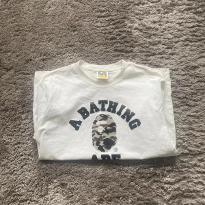 Bape t shirt - Fin t shirt från märket Bape! I färgen grått och vitt. Tröjan är som ny enbart använd ett fåtal gånger!😁