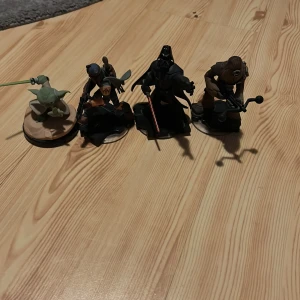 Star Wars-figurer från Disney Infinity - Säljer en samling av fyra Star Wars-figurer från Disney Infinity. Inkluderar en Yoda med grön ljussabel, en Boba fett, en darth vader med röd ljussabel och en chewbacca. Perfekt för samlare eller fans av Star Wars. Kom gärna med prisförslag!