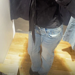 Ljusblå low waist bootcut jeans - Snygga ljusblå jeans, använda ca 3 gånger helt nytt skick. Inte trasiga eller smutsiga