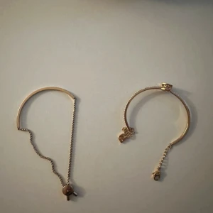 Två armband från swarovski - Ett set med armband från swarovski k rosé guld, priset är för båda armbanden då de endast säljs i par. Ena armbandet har en dragsko som justerar storleken och den andra har ett vanligt lås. 