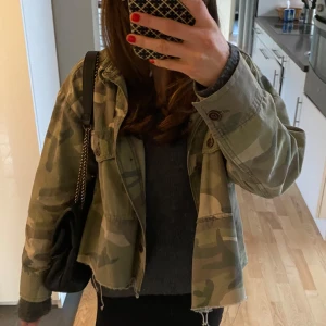 Grön militärjacka  - Cool jeansjacka i militär-mönster! Jackan är i storlek M men passar även mig jättebra som har storlek XS/S. Den är i bra skick förutom några märken från väska på axeln, dock inget jag tänkt på då. 🤍