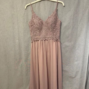 Balklänning  - Är som M i storleken. Använd en gång. Mycket bra skick. Pris kan diskuteras. 🤍