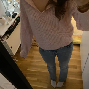 Rosa stickad tröja - Mysig rosa stickad tröja med v-ringad design. Perfekt för kyligare dagar med sin mjuka och bekväma passform. Långärmad och lätt att matcha med jeans eller kjol. Bra skick!