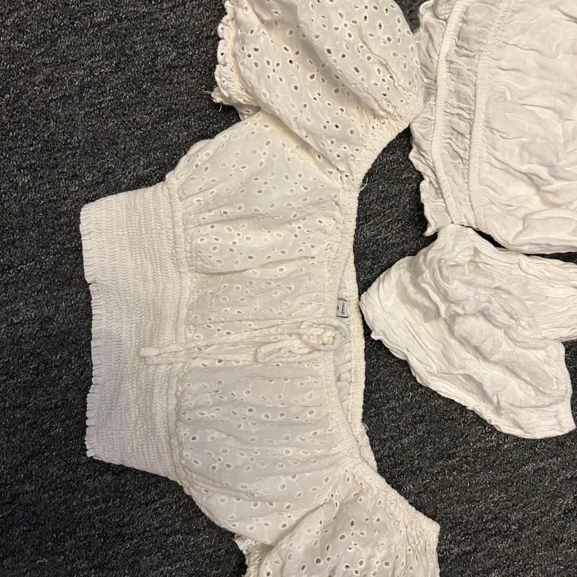 Vit blus/ tröja med spetsdetaljer