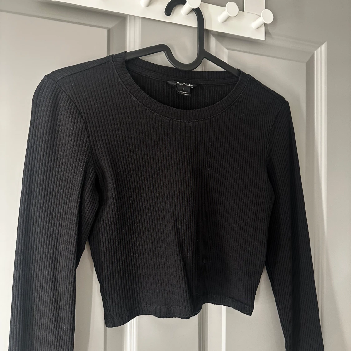 Svart ribbad croppad tröja  - 1