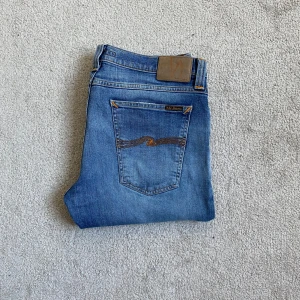Nudie jeans - Nudie ’Tight long john’ jeans med snygga slitningar! | Skinny fit, men sitter som Slim fit ifall man sizear upp lite. | Size: 34/32, Kan skicka mått och fit pics privat! | Skick: 9/10, inga skavanker. | Pris: 649kr | Skriv vid frågor och funderingar