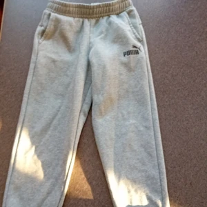 Puma Mjukisbyxor  - Jätte fina Mjukisbyxor köpta från intersport, säljs pågrund av att dem har blivit för små