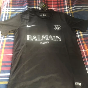 PSG x BALMAIN t shirt - Den är aldrig amvänd lapparna finns kvar och storlek S aldrig använd för den var inte min still, hör av er vid frågor