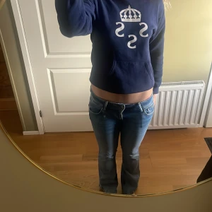 Blå Pepe bootcut jeans - Snygga blå bootcut jeans. Säljer dom eftersom dom är för små för mig. Ena tyget från sidan av byxan är borta. Super sköna och snygga till en vardaglig outfit 💕🥰