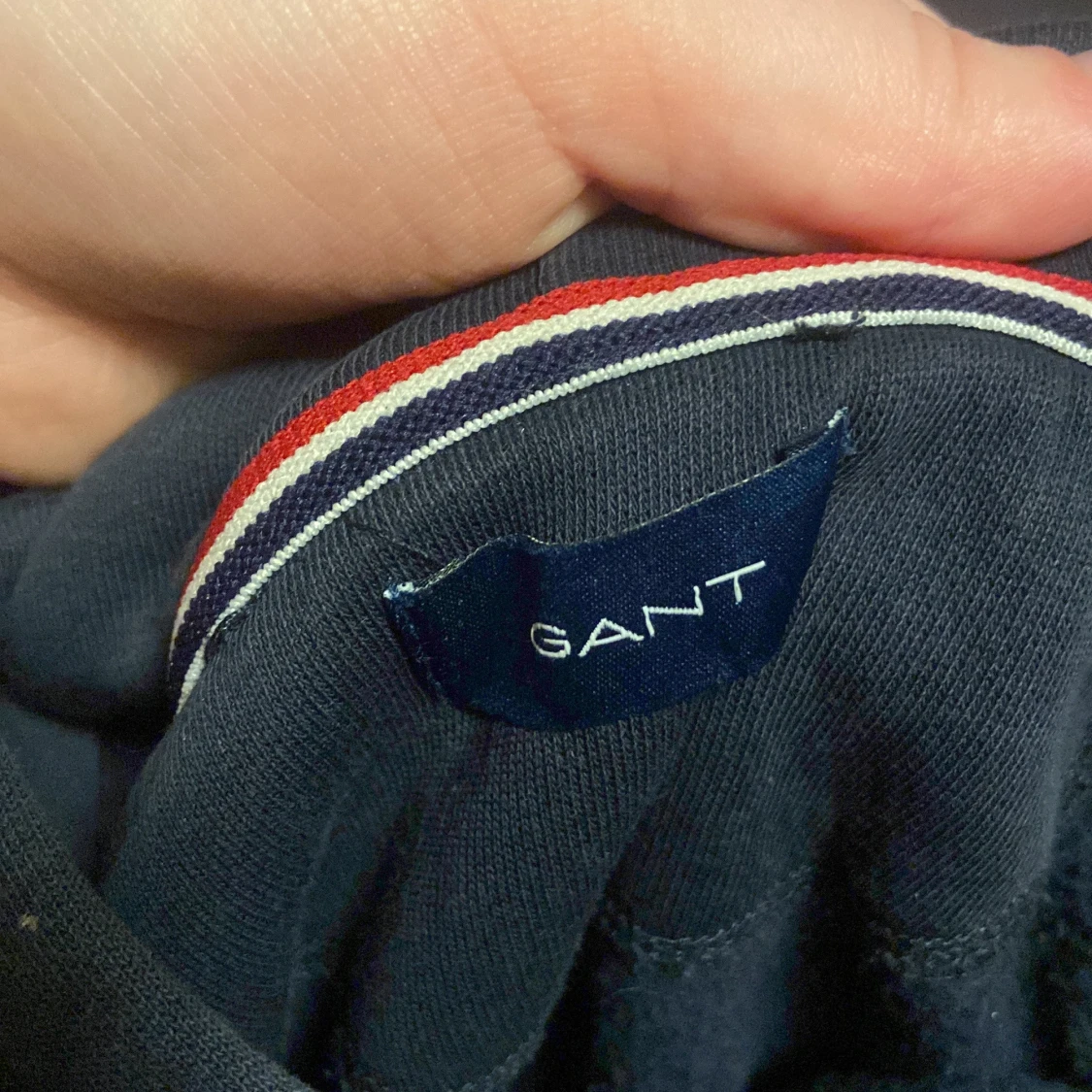 Mörkblå hoodie från GANT - 2