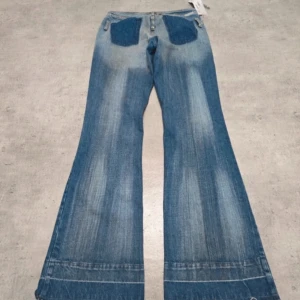 Coola bootcut jeans - Snyggaste bootcut jeansen med detaljer.Helt nya oanvända med prislappen kvar. 