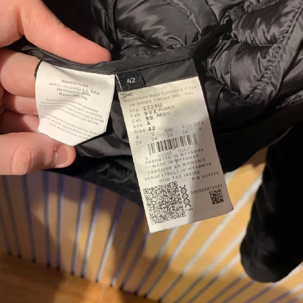 Snygg svart dunjacka från Colmar med huva och dragkedja framtill. Jackan har en quiltad design och två praktiska fickor med dragkedjor. Perfekt för kyligare dagar!. Takit.