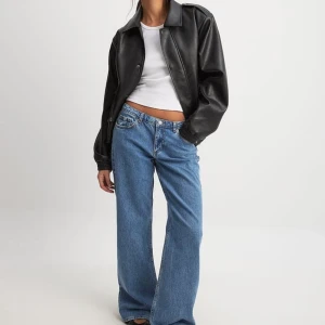 Nadk jeans låg midja - Snyggade blå jeansen! Slutsålda på nakds hemsida. Säljes då dom är lite stora på mig och jag vill köpa en storlek mindre.