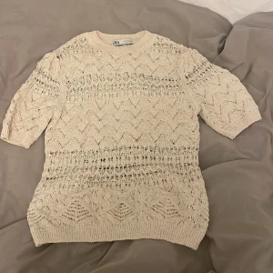 stickad tröja med korta ärmar - Säljer denna söta stickad tröja som jag köpte här på plick med prislapp kvar! Men den har aldrig kommit till användning. Från zara storlek s!