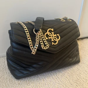 Guess handväska - Väldigt fin handväska från Guess. Köpt i butiken som fanns innan på emporia. 30cm på längden, 20cm på höjden 