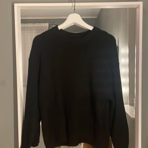 Svart tröja - Säljer en stilren svart tröja med långa ärmar. Perfekt för en minimalistisk look. Passar bra till både jeans och chinos.