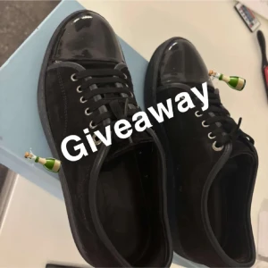 Tävling lanvins!!!!! - Tja, nu har jag bestämt mig för att göra en tävling på dessa feta lanvins för att boosta mitt plick konto lite pågrund av att mitt gammla blev borttaget vid 500 följare. Så allt ni behöver göra för att delta är att |följa mig här på plick|  Lika alla annonser som ligger ute| Och dela annonsen till alla era kompisar!! Vinnaren dras vid 200 följare LYCKA TILL🍾🥂(storlek 43 allt OG ingår Box,Kvitto,dustbag)