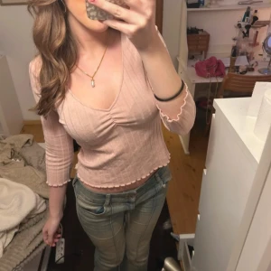 Rosa topp💞💞 - Säljer en söt rosa ribbad topp med v-ringning och trekvartsärmar. 